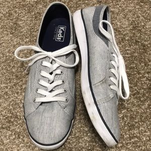 Canvas low top sneaker